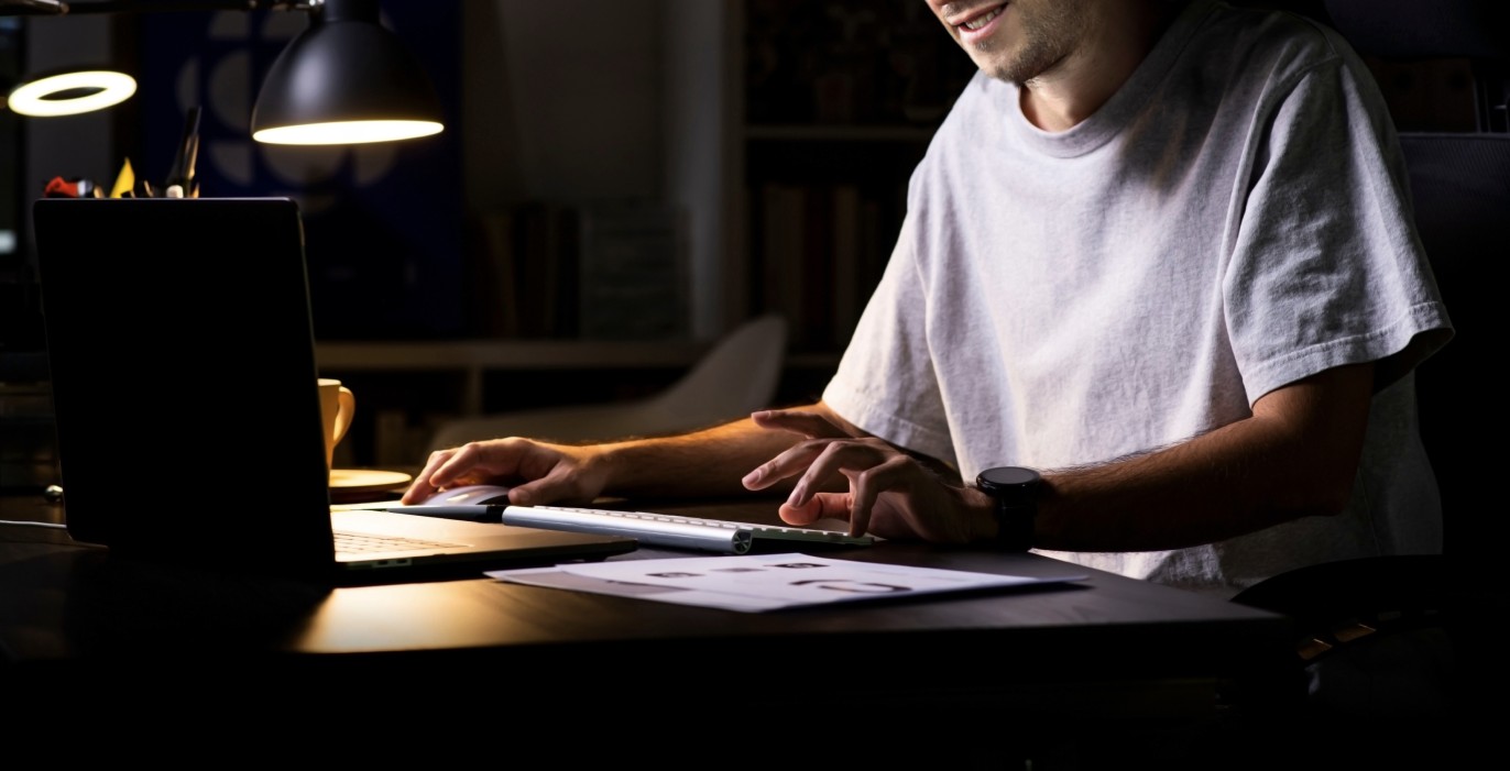 Michel al lavoro alla scrivania dello studio, di sera