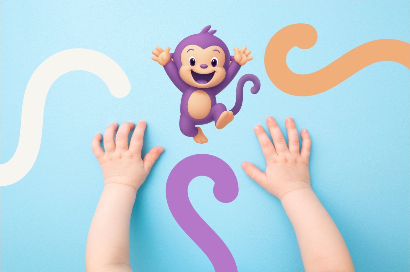 La mascotte Doody e le sue code colorate su fondo azzurro, con le mani di un bambino